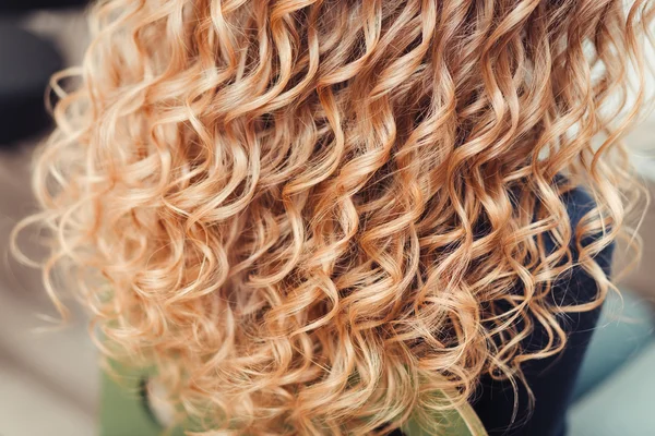 Close-up of curly blond hair in barber beauty salon — Stock Photo, Image