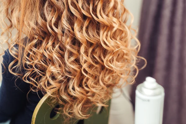 Gros plan de cheveux blonds bouclés dans salon de beauté coiffeur — Photo