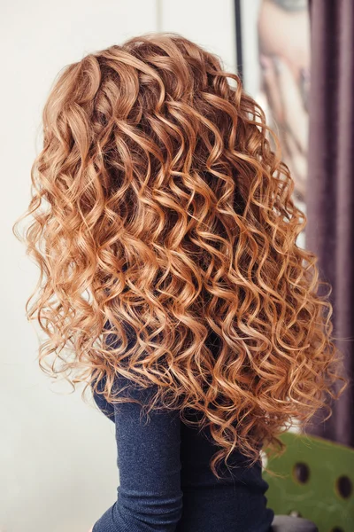 Detail kudrnaté blond vlasy v Kadeřnictví Kosmetika — Stock fotografie