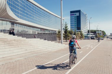 Ufa, Rusya Federasyonu - 2016 olabilir: kadın bisikletçi bisiklet yolu ile araba sokaklara paralel üzerinde sürmek. Kavramı kentsel ulaşım ve trafik