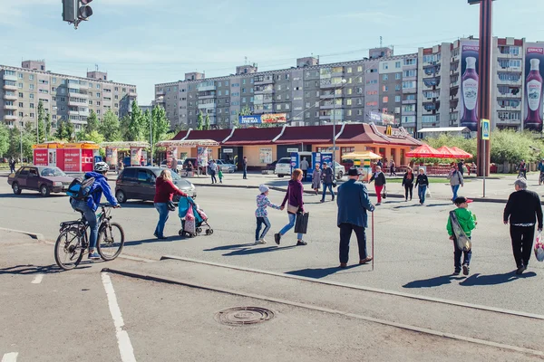 Ufa, Rusland - 16 mei: fiets, auto's en voetgangers aan het Kruis — Stockfoto