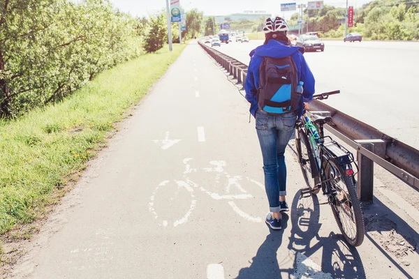 Ufa, russland - 16. mai: radfahrerin fährt mit auto durch die straßen der stadt — Stockfoto