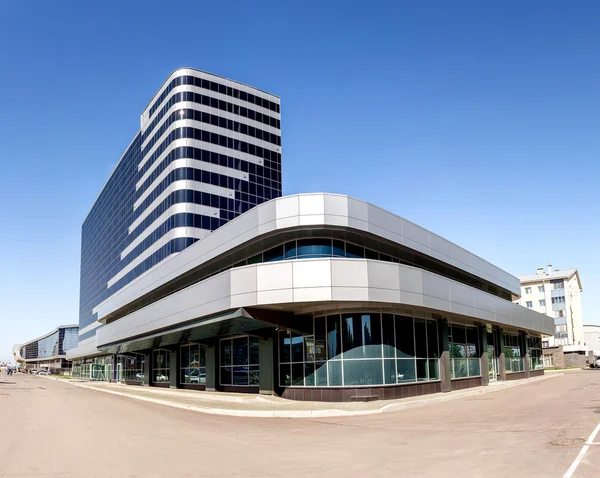 Edifício moderno do escritório do centro de negócios com entrada de fachada de vidro — Fotografia de Stock