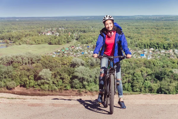 Junger Touristenradler mit Rucksack entspannt auf dem Hügel und genießt — Stockfoto