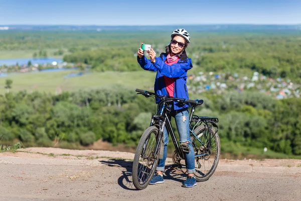 Schöne Radfahrerin macht Selbstporträt mit Smartphone — Stockfoto