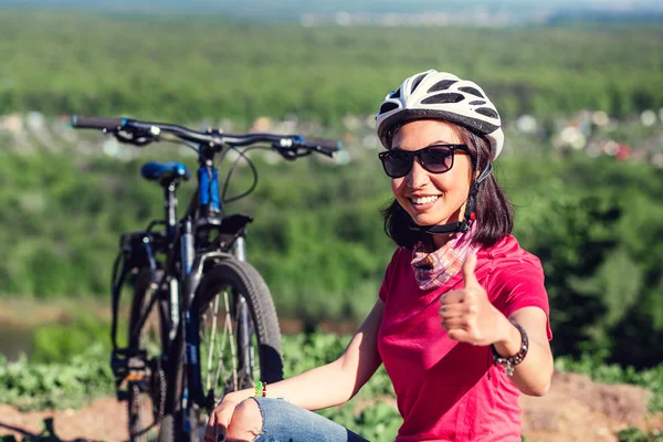 Radfahrerin zeigt Daumen-hoch-Geste — Stockfoto