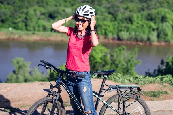 Fahrradhelm - Frau setzt Fahrradhelm während Fahrradtour auf — Stockfoto
