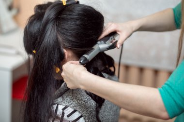 Bir akşam veya düğün saç modeli ile uzun güzel Kuaför yapar