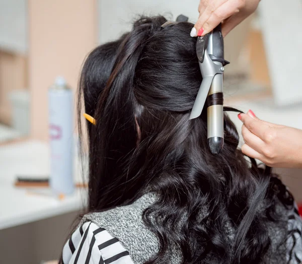 El peluquero hace un peinado de noche o de boda con belleza larga —  Fotos de Stock