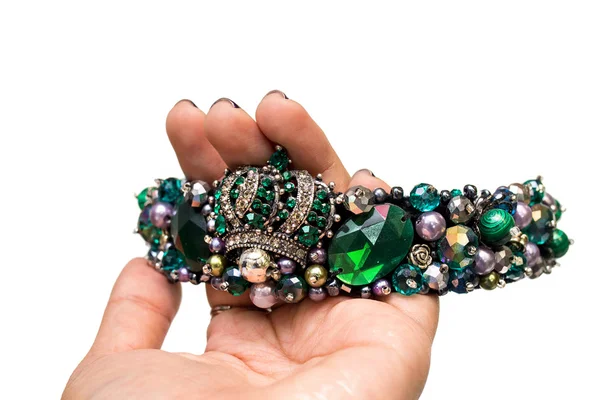La diadema o tiara con piedras verdes preciosas aisladas en la w —  Fotos de Stock