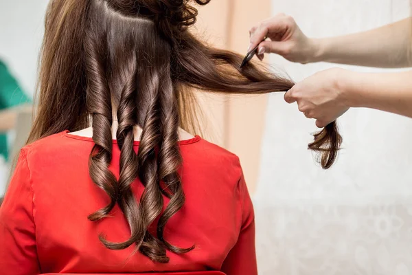 Coiffeur professionnel coiffure longue femme cheveux bouclés. Émotiona — Photo