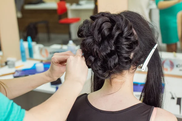 Tworzenie fryzury fryzjerka w salonie kosmetycznym. wewnątrz strzał — Zdjęcie stockowe