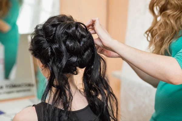 Coiffure du soir. brunette faisant coiffeur et coiffure dans le bar — Photo