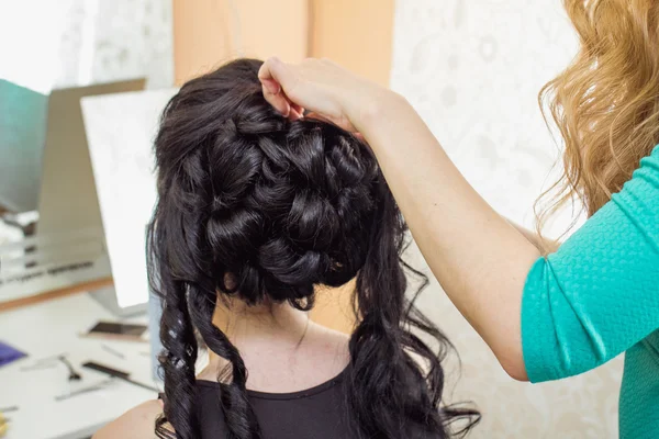 Penteado da noite. morena fazendo cabeleireiro e styling no bar — Fotografia de Stock