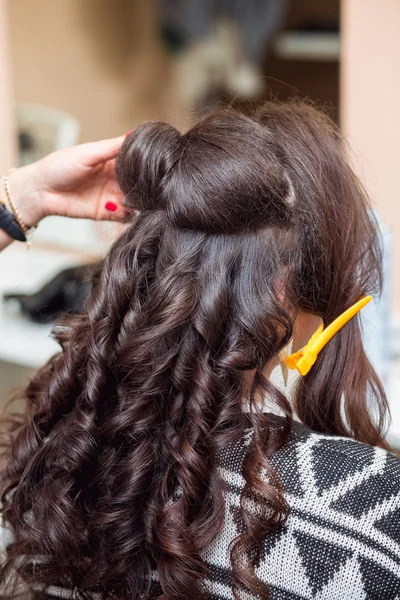 Criação de penteados cabeleireiro no salão de beleza. tiro interior — Fotografia de Stock