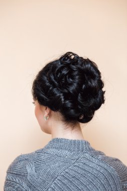 Gelinin siyah saç stili