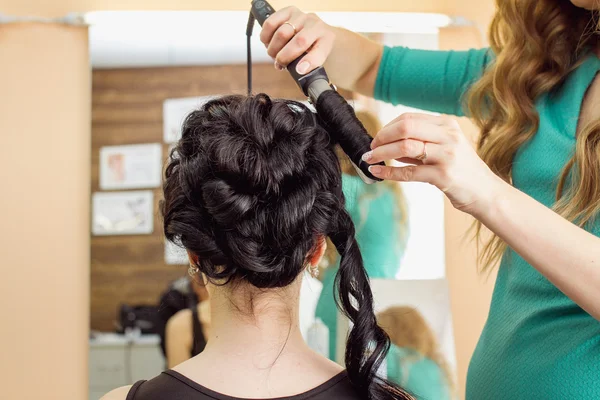 O cabeleireiro mestre que faz um hairdress em um salão de barbeiro — Fotografia de Stock