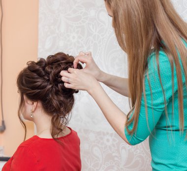Portre Kuaför Kuaför akşam saç modeli yapar