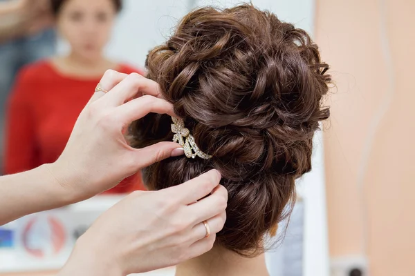 Bridal hairstyle with vintage style hair accessories. — Stock Photo, Image