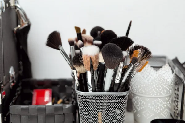 Cepillos de maquillaje aislado primer plano —  Fotos de Stock