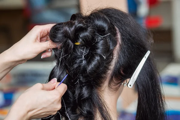 Image de mise au point sélective de belles mains de coiffeur faisant coiffure à son client au salon de coiffure . — Photo