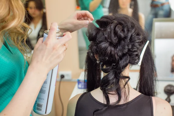 Creating hairstyles hairdresser at beauty salon. indoor shot — Stock Photo, Image