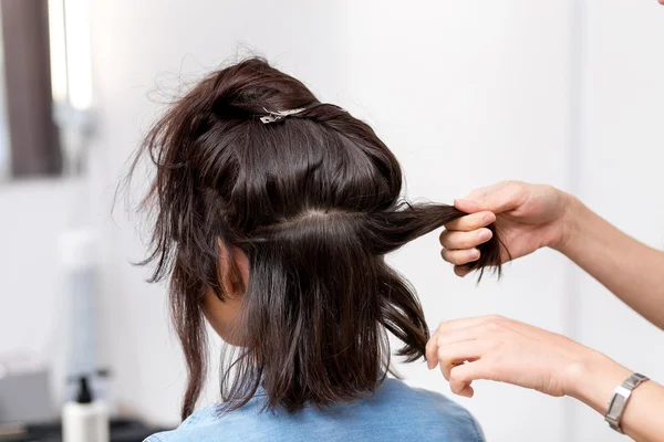 Estilista peluquero en peluquería haciendo corte de pelo primer plano del trabajo —  Fotos de Stock