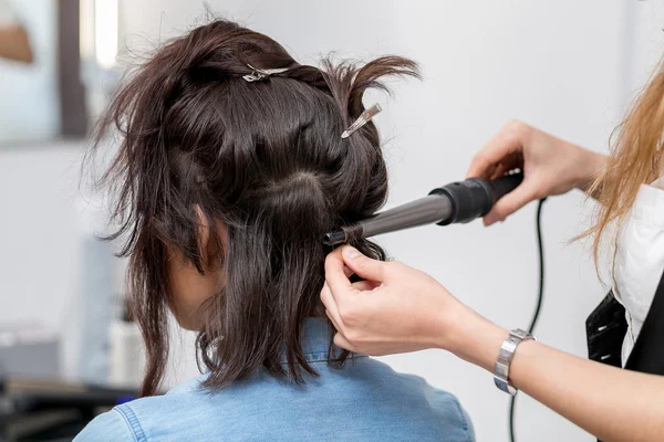 Estilista peluquero en peluquería haciendo corte de pelo primer plano del trabajo — Foto de Stock