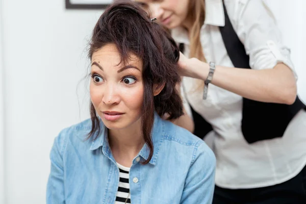 As emoções da mulher surpreenderam seu estilo de cabelo na barbearia — Fotografia de Stock