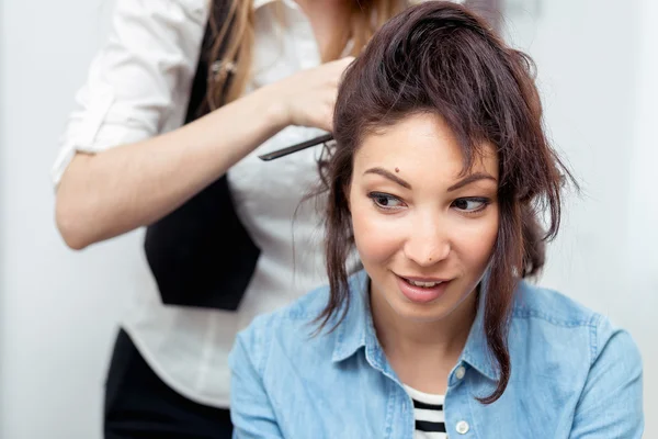 Эмоции женщины удивили ее прическу в парикмахерской — стоковое фото