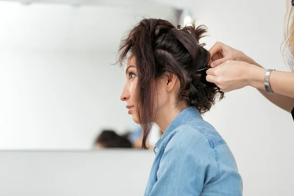 Stylist hairdresser in barber shop doing haircut closeup of work — Stock Photo, Image