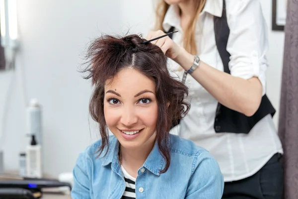 Cabeleireiro mulher fazendo penteado usando ferro de ondulação por muito tempo h — Fotografia de Stock