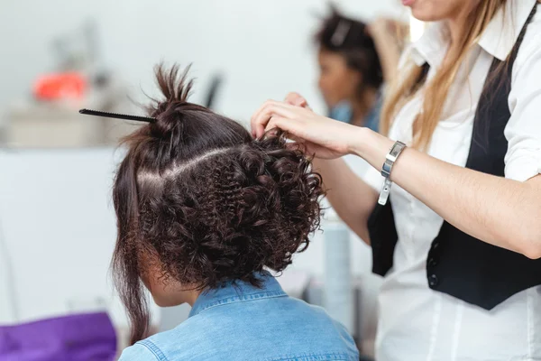 Une mariée au salon de coiffure avant le mariage. Vue arrière d'un bri — Photo