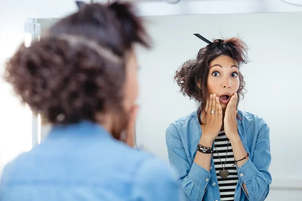 The woman's emotions surprised her hair style in the Barber shop — Stock Photo, Image