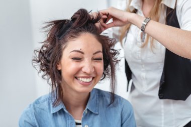 Bir modeli Saçlarını kesti ve bir hipster saç stilist tarafından tarz alır