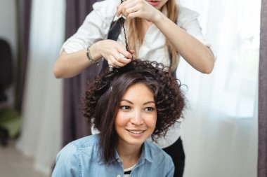 Profesyonel kuaför cur ile modern iyi saç modeli yapar