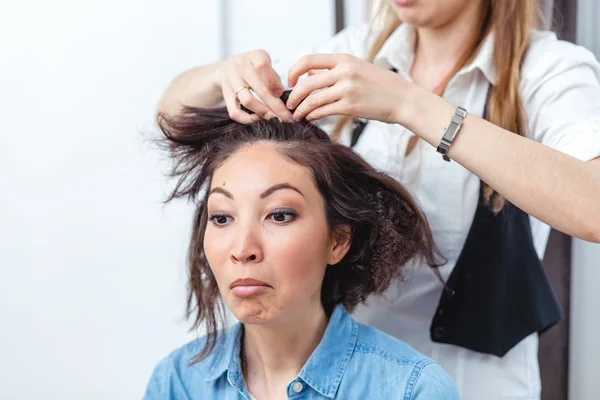 Les émotions de la femme ont surpris sa coiffure dans le salon de coiffure — Photo