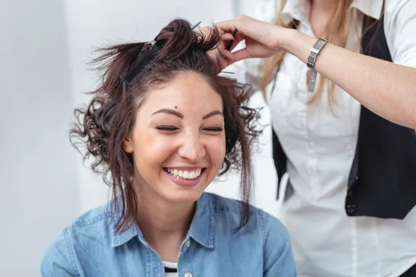 Um modelo recebe seu cabelo cortado e estilizado por um cabeleireiro hipster — Fotografia de Stock