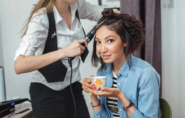 Cheerful woman in the Barber shop with beautiful unusual curly h — Stock Photo, Image
