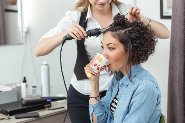 Cheerful woman in the Barber shop with beautiful unusual curly h — Stock Photo, Image