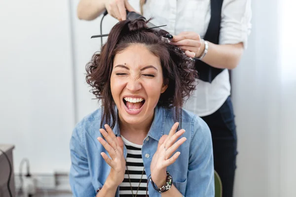 Cabeleireiro feminino de pé e fazendo penteado para bonito adorável — Fotografia de Stock