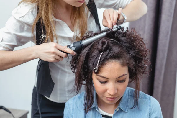 Joven chica alegre haciendo peinado en una barbería. La chica sm —  Fotos de Stock