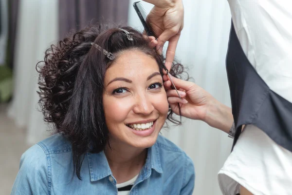 Jovem menina alegre fazendo penteado em uma barbearia. A menina sm — Fotografia de Stock
