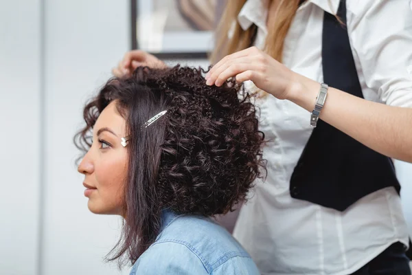 Професійний перукар робить сучасну тонку зачіску з куркою — стокове фото
