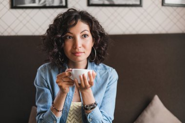 Cof kokulu bir muhteşem genç melez kadın portresi portre