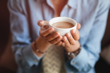 H holding genç güzel tanınmayacak halde kadın eller yakın çekim