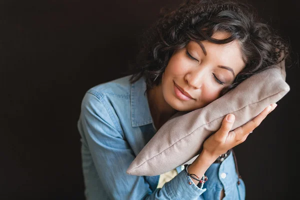 Primo piano di una donna affascinante con cuscino — Foto Stock