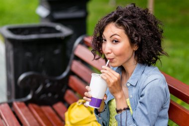 Genç kadın ile bankta oturmuş götürün içki tra