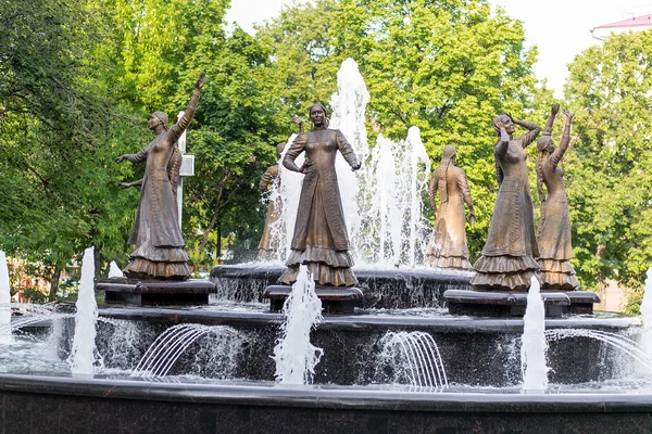 Ufa, Rusia 11 DE MAYO - La estatua en la fuente de siete bellas mujeres nacionales en la capital de Bashkortostán - Ufa, Rusia — Foto de Stock