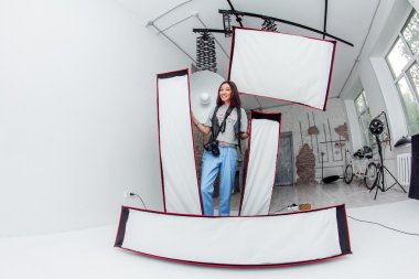 Fotoğrafçı kadın geniş yelpazede farklı stüdyo aydınlatma 